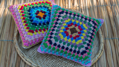Almofadas de crochê coloridas com padrão geométrico, trazendo um toque vibrante e artesanal à decoração.