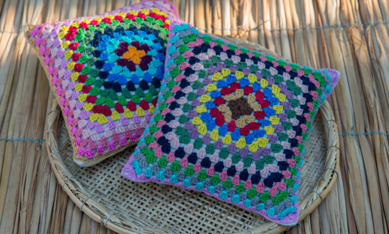 Almofadas de crochê coloridas com padrão geométrico, trazendo um toque vibrante e artesanal à decoração.