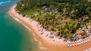 Vista aérea paradisíaca da Península de Maraú, na Bahia, com praias de águas cristalinas e coqueiros exuberantes