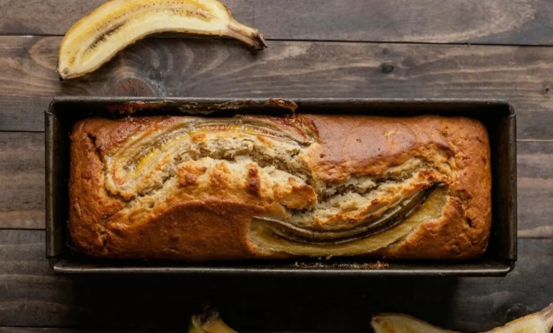 Bolo FIT de banana recém-assado, com fatias de banana por cima, servido em uma assadeira.