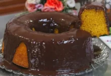 Bolo de cenoura sem farinha de trigo coberto com ganache de chocolate