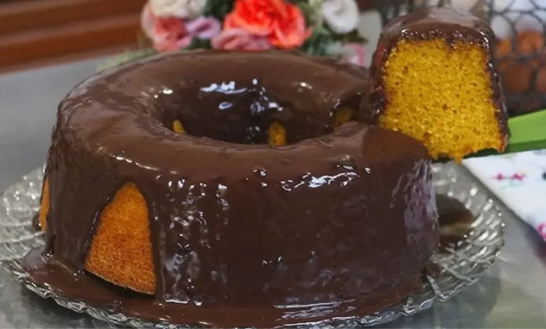 Bolo de cenoura sem farinha de trigo coberto com ganache de chocolate