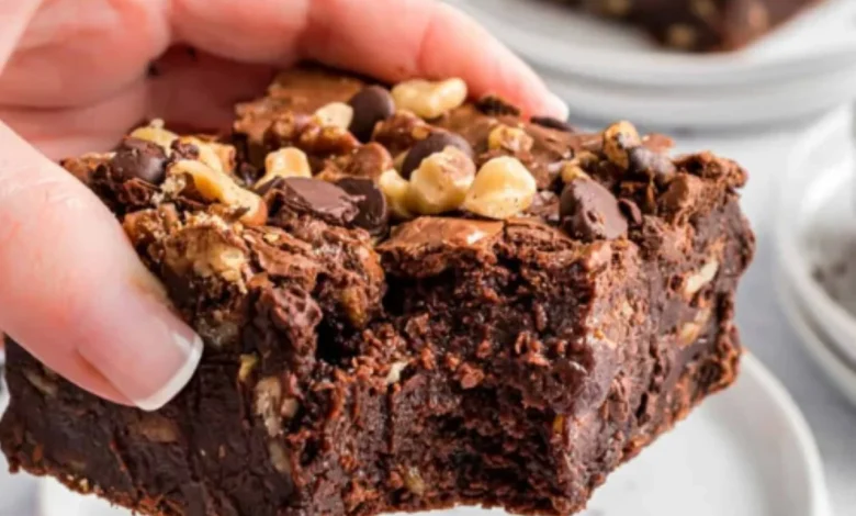 Bolo de chocolate com pedaços de nozes e cobertura de ganache, uma deliciosa variação de bolo de chocolate.