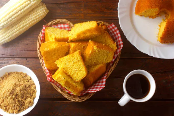 Fatias de bolo de milho acompanhadas de café, perfeito para um lanche ou café da manhã