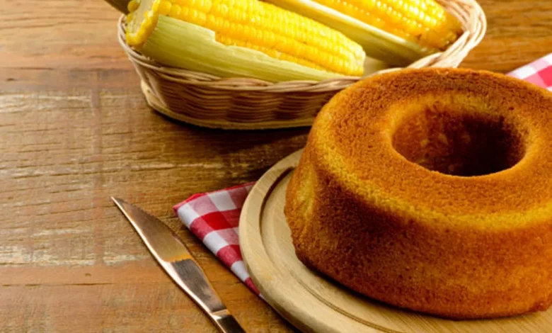 Bolo de milho caseiro recém-saído do forno, perfeito para o café da manhã