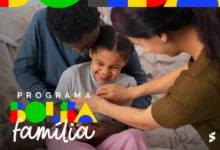 Família sorrindo e interagindo, representando o benefício do Bolsa Família 2025.