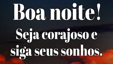 Mensagem de boa noite inspiradora com fundo de céu e lua, destacando motivação para seguir os sonhos.