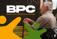 Pessoa idosa com bengala ao lado do logo do Benefício de Prestação Continuada (BPC).