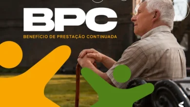 Pessoa idosa com bengala ao lado do logo do Benefício de Prestação Continuada (BPC).