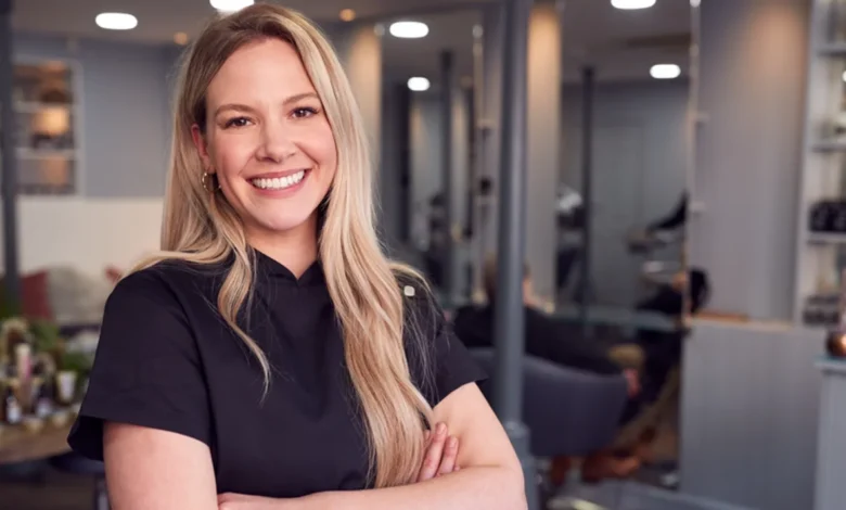 Profissional de salão de cabeleireiro sorrindo.