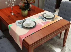 Caminho de mesa moderno com estampa colorida, decorando uma mesa sofisticada.