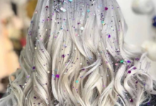 Cabelo loiro ondulado com brilhos coloridos, ideal para um penteado ousado no Carnaval.