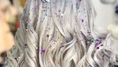 Cabelo loiro ondulado com brilhos coloridos, ideal para um penteado ousado no Carnaval.