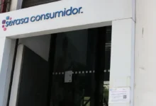 Fachada da loja da Serasa Consumidor, com aviso e QR Code.