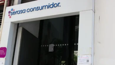 Fachada da loja da Serasa Consumidor, com aviso e QR Code.