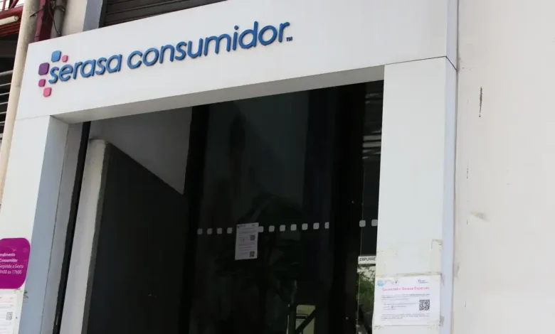 Fachada da loja da Serasa Consumidor, com aviso e QR Code.