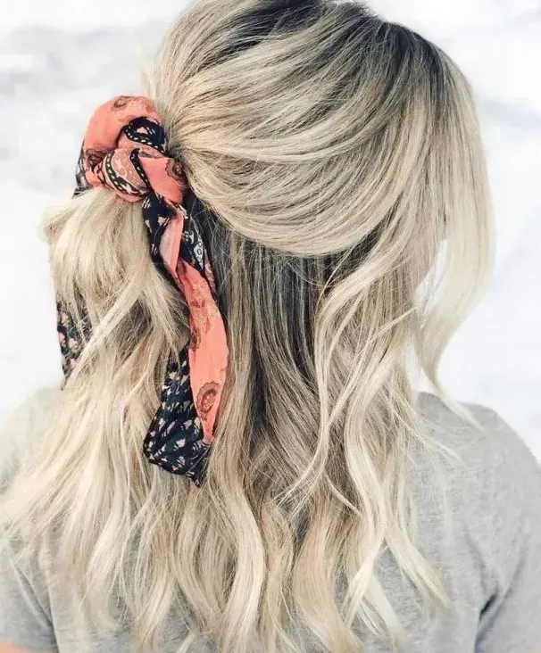  Cabelo semipreso com lenço estampado, criando um penteado despojado e estiloso.