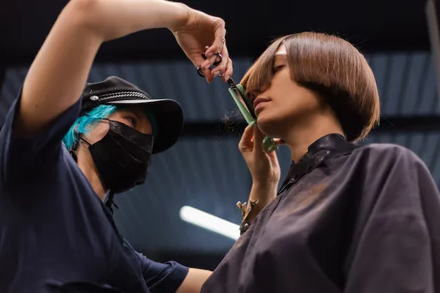 Profissional cortando cabelo de cliente.