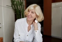 Corte de cabelo reto com volume, criando um visual moderno e elegante.