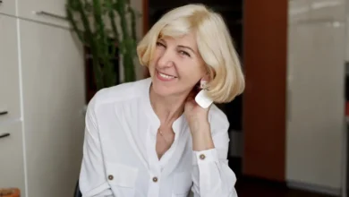 Corte de cabelo reto com volume, criando um visual moderno e elegante.