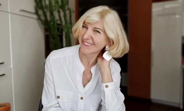 Corte de cabelo reto com volume, criando um visual moderno e elegante.