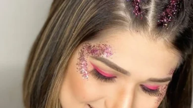 Mulher com cabelo curto e estiloso, com tranças e glitter no rosto, ideal para o Carnaval.