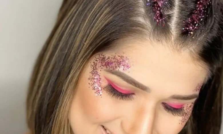 Mulher com cabelo curto e estiloso, com tranças e glitter no rosto, ideal para o Carnaval.