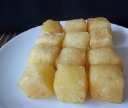 Almofadinhas de tapioca crocantes e dourados servidos no prato.