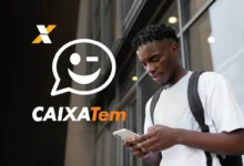 Jovem usando celular com o logo do Caixa Tem ao lado