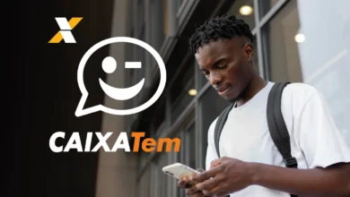 Jovem usando celular com o logo do Caixa Tem ao lado