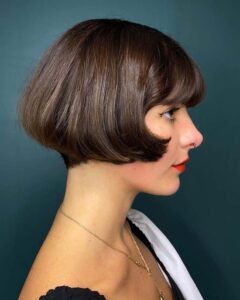  Mulher com o corte de cabelo French Bob, um estilo clássico e elegante, ideal para o verão.