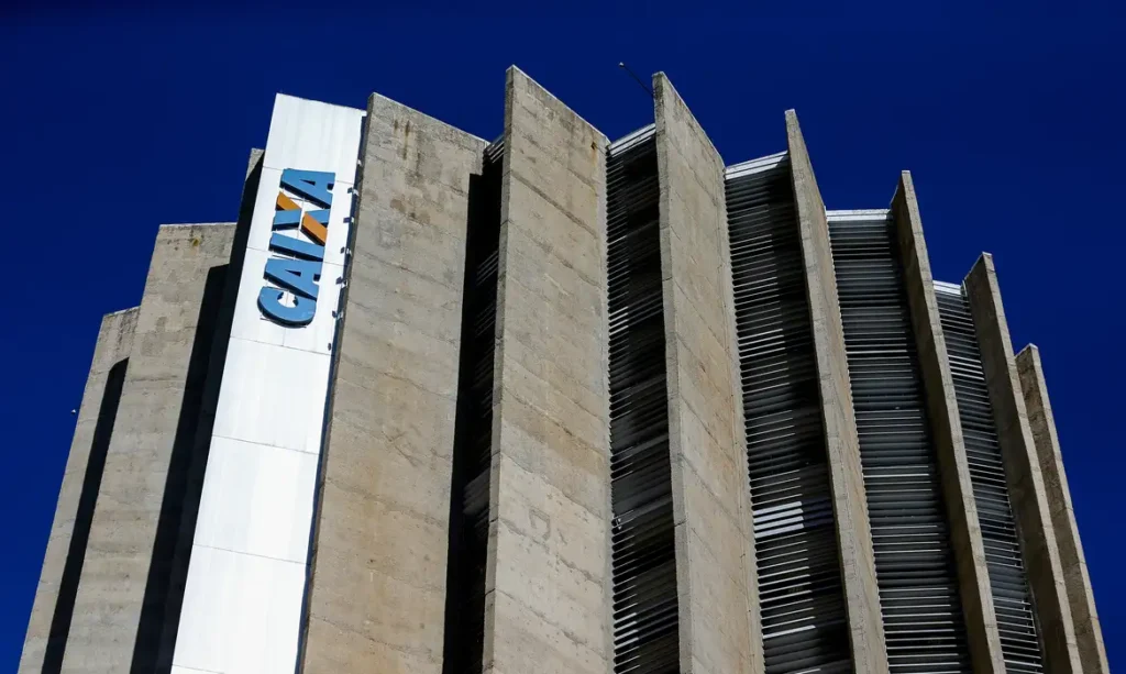 Fachada do prédio da Caixa Econômica Federal com logo visível.