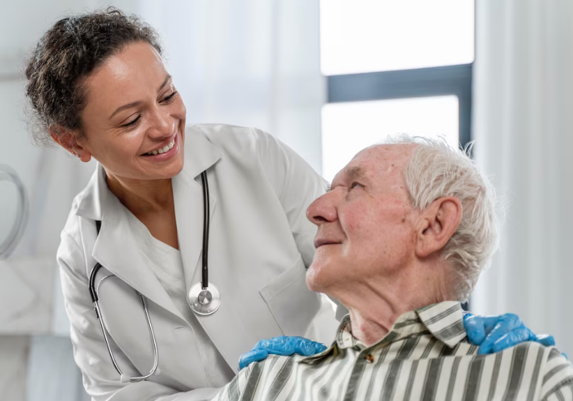 Médico conversa com paciente idoso durante exame médico para renovação da CNH.