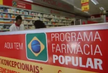 Foto de farmácia com sinalização do programa Farmácia Popular.