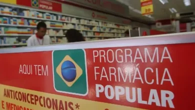 Foto de farmácia com sinalização do programa Farmácia Popular.