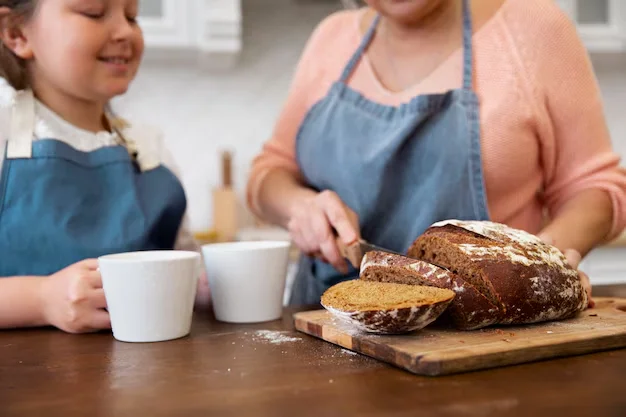 Família preparando pão caseiro na cozinha.