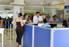 Fila de espera no INSS com pessoas aguardando atendimento.