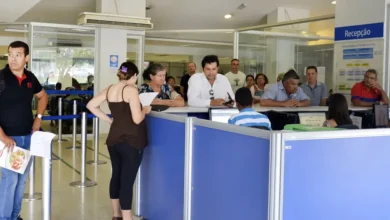 Fila de espera no INSS com pessoas aguardando atendimento.