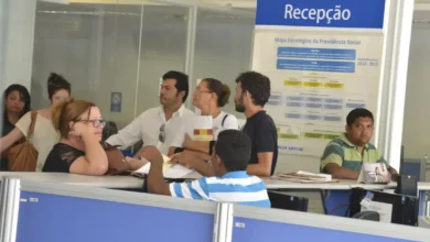 Fila de atendimento no INSS durante a greve dos peritos médicos, com pessoas aguardando para receber benefícios.