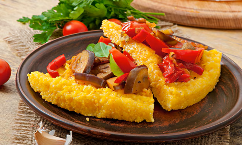 Fatias de bolo de milho salgado recheado com legumes grelhados, servidas em um prato rústico.