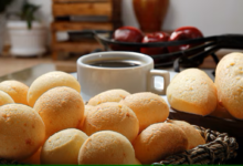 Pão de queijo fresquinho acompanhado de café, pronto para um delicioso café da manhã.