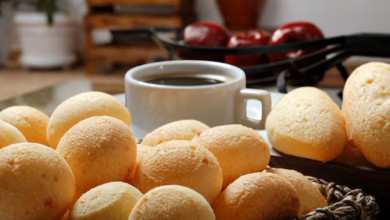 Pão de queijo fresquinho acompanhado de café, pronto para um delicioso café da manhã.