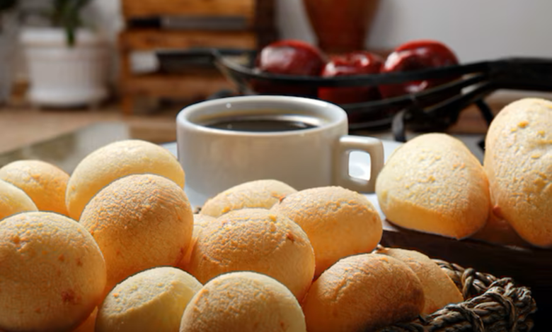 Pão de queijo fresquinho acompanhado de café, pronto para um delicioso café da manhã.