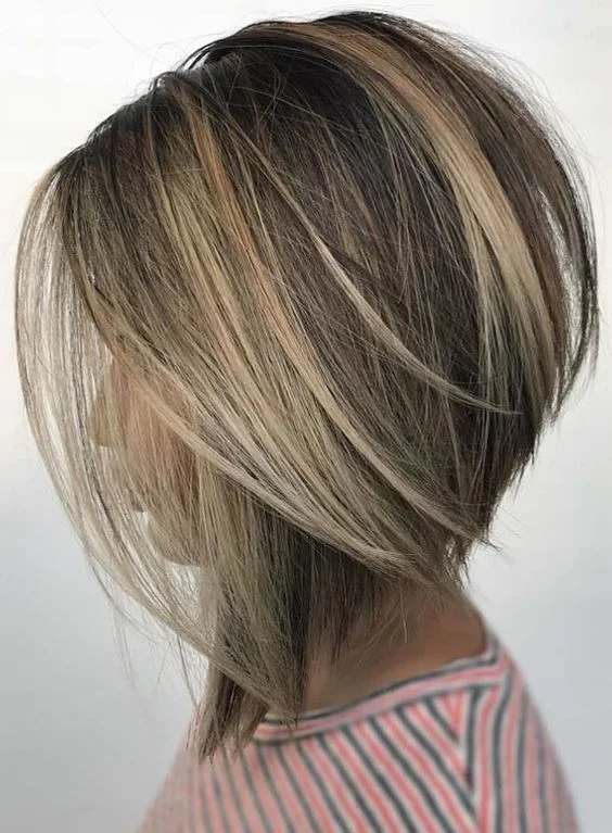 Corte de cabelo bob invertido com mechas loiras e castanhas