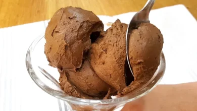 Taça com bolas de sorvete de chocolate e uma colher.