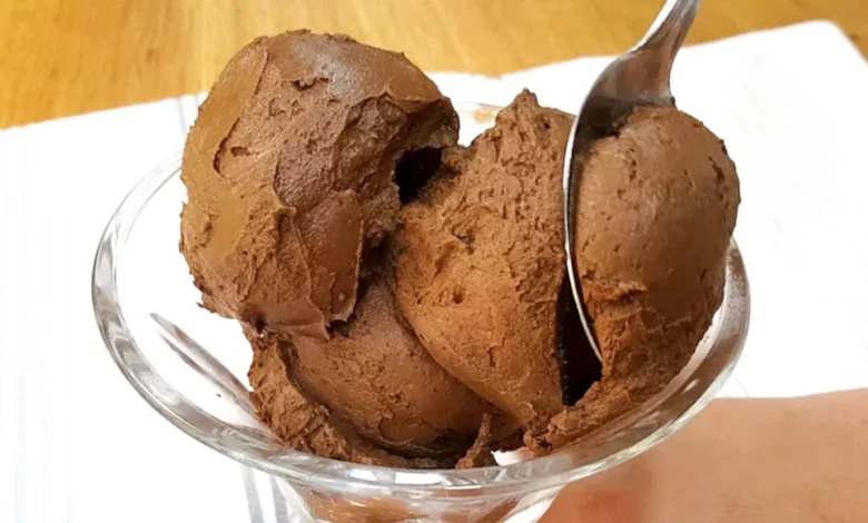 Taça com bolas de sorvete de chocolate e uma colher.