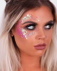 Maquiagem de Carnaval com glitter e brilho ao redor dos olhos.