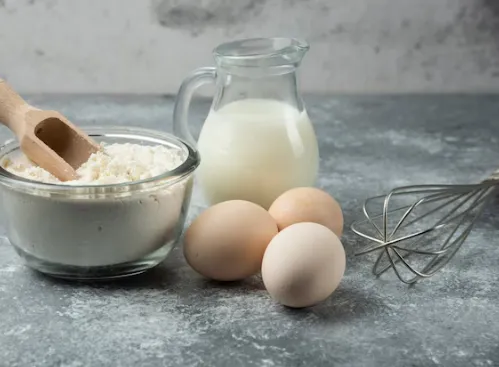 Ingredientes básicos para fazer bolinho de chuva de fubá: fermento, ovos e leite.