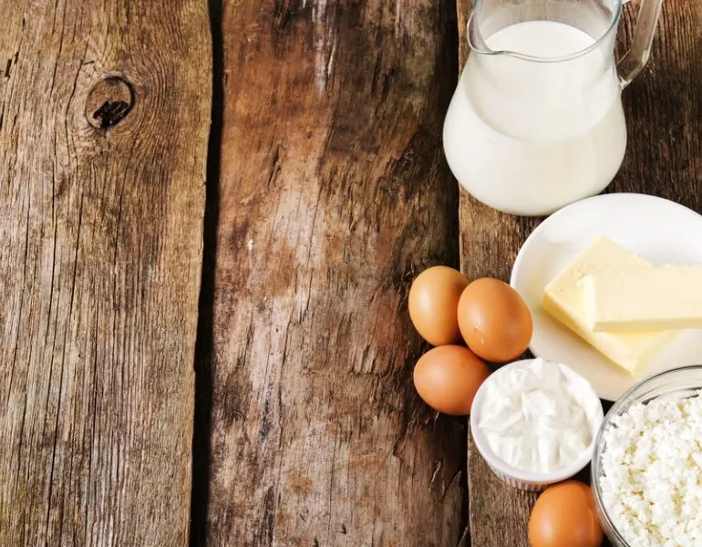 Ingredientes para bolinho de queijo da roça sem trigo sobre uma mesa rústica.