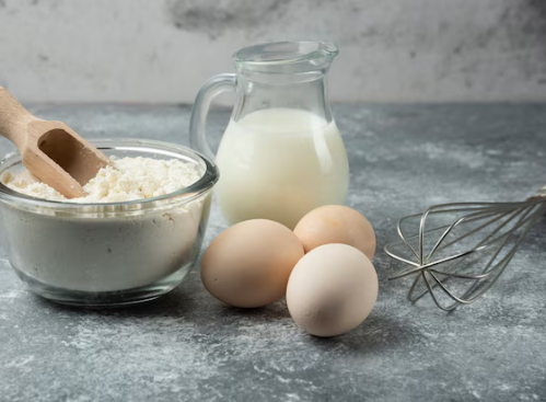 Ingredientes para o bolinho de chuva salgado: farinha, ovos e leite.